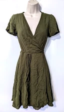 Lulus Women's S/S Wrap Dress w/ Tie Closure Sz XS Green Rayon Blend Liner EUC