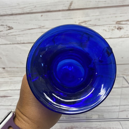 Jarrón de vidrio soplado a mano azul cobalto Mid Century con detalles claros - Imagen 7 de 10