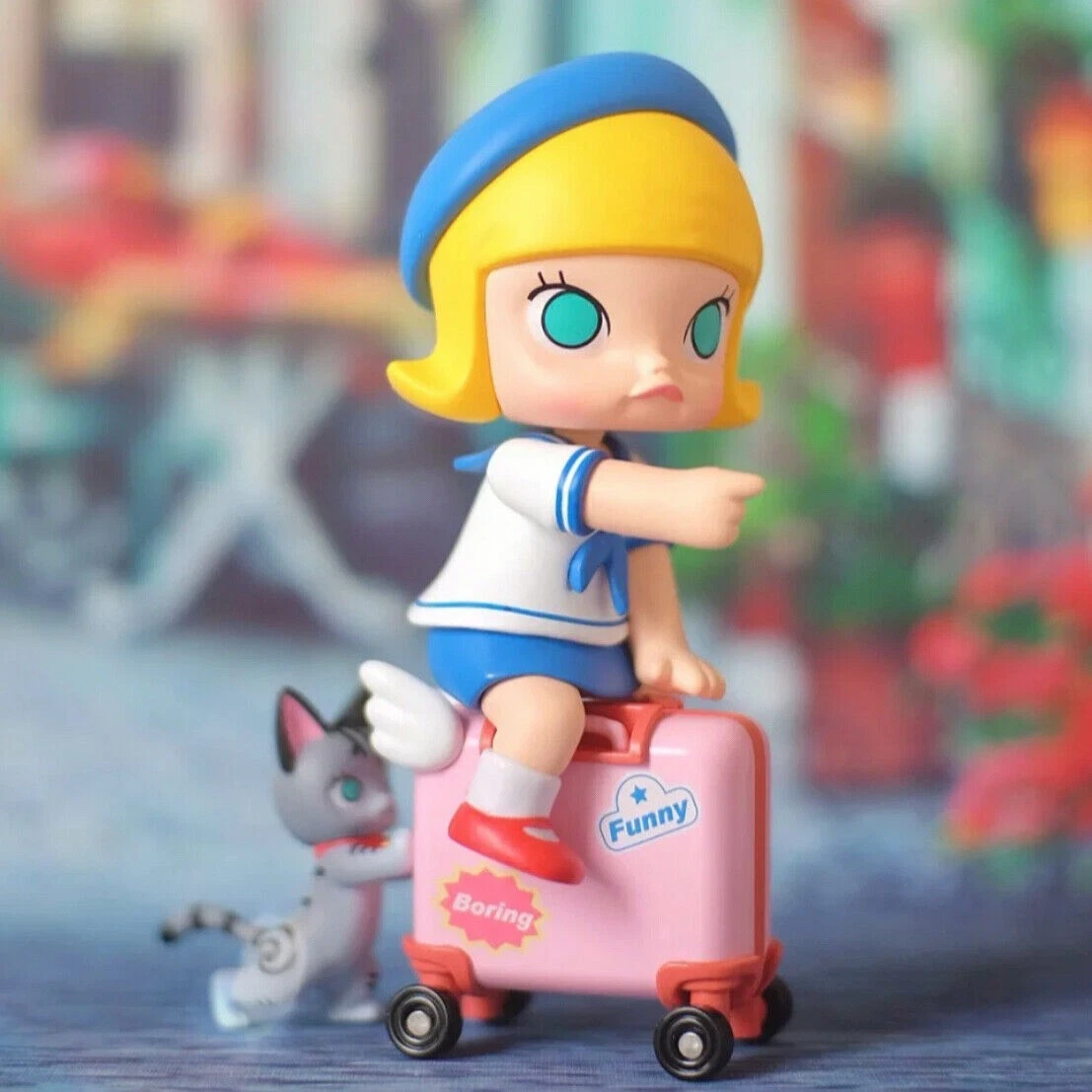 POP MART x MOLLY A Boring Day with Molly Travelling from Home Mini 