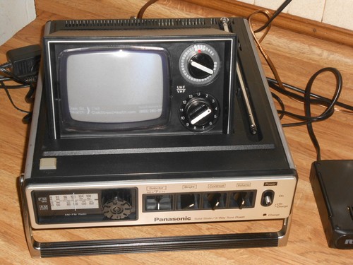 PANASONIC Black & White Portable 5" TV AM FM RADIO W/ DIGITAL CONVERTER! WORKS! - Picture 4 of 24