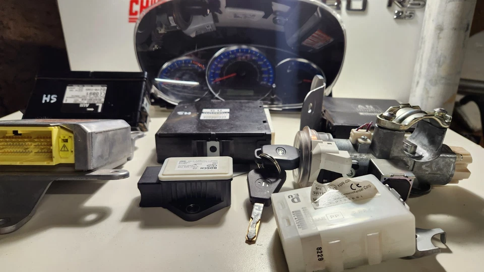 Subaru Forester SH 03/08-08/12 2.5lt ECU Ignition Keys Modules Cluster Non Turbo - Image 2 of 4