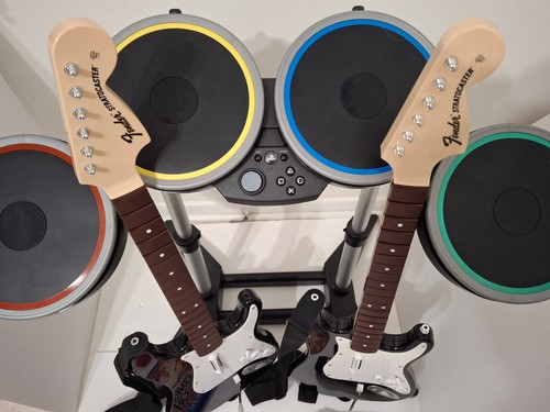 Rock Band 4 PS4 PS5 Bundle Set mit 2 Gitarren Schlagzeug Wireless Mikrofon - Playstation - Bild 2 von 11
