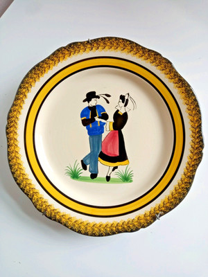 HENRIOT QUIMPER Teller handbemalt Fayence Wandteller ''DANCING BRETON COUPLE''