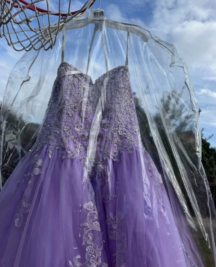 Vestido de quinceañera lila Foto 4 de 4