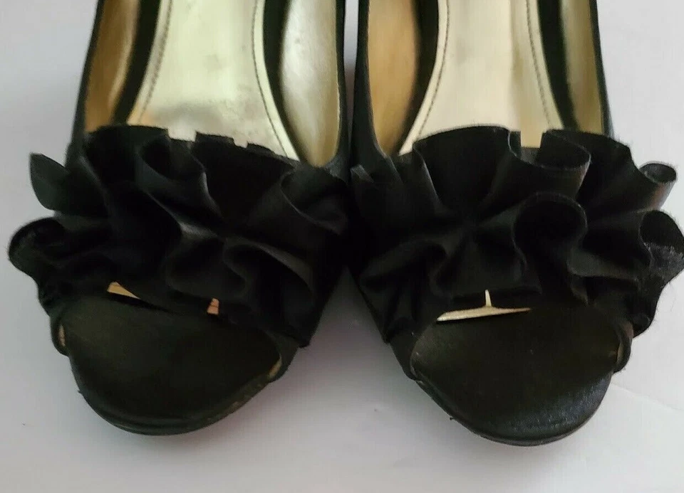 Zapato de vestir The Touch of Nina con tacón de cuña negro 7M sin cordones con volantes UE 37,5 Foto 2 de 4