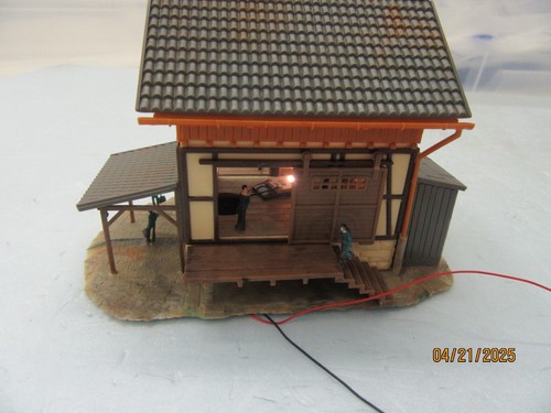 N - Faller LED Illuminated Warehouse with Slide Doors / People 4.5" x 3" x 3"* - Picture 7 of 11
