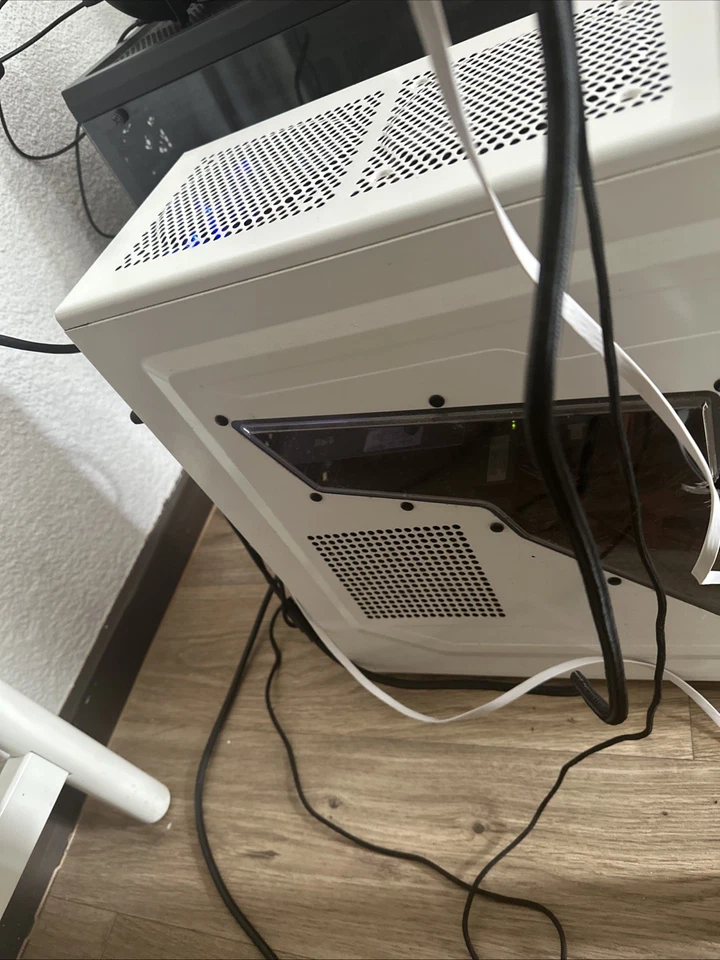 Ehemaliger Gaming-PC: Thermaltake Commander MS-I VN40006W2N Snow Edition von CSL - Bild 3 von 4