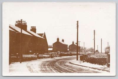 RPPC unbekannte verschneite Dorfszene gewundene Straßenhäuser Winter um 1920