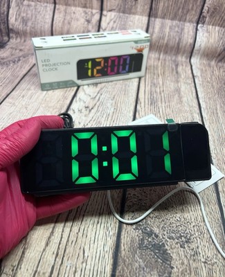Grün 7,4 Zoll großer Projektionswecker Zeit Temperatur Datum Nachtlicht