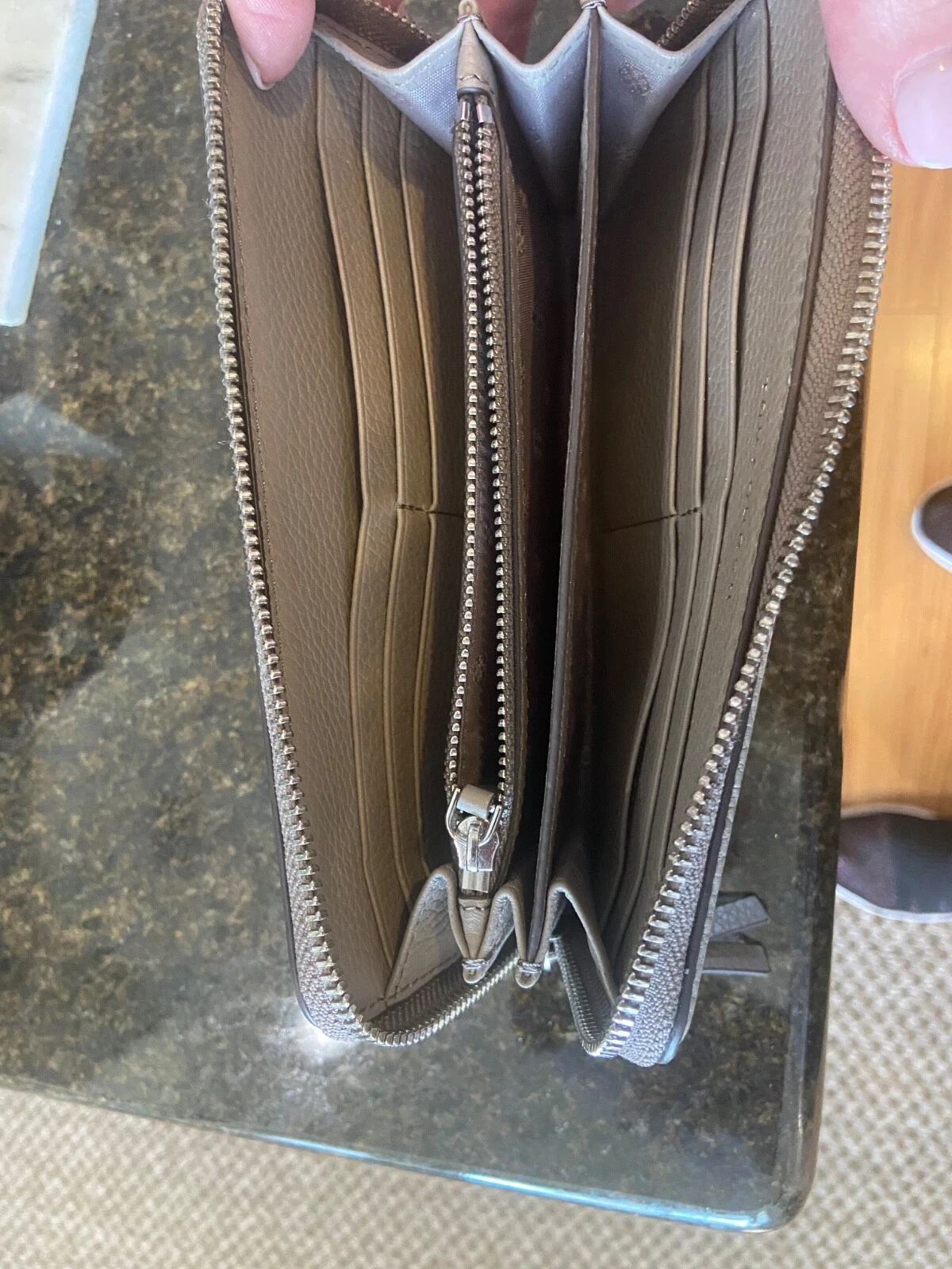 Borsa e portafoglio donna Tory Burch triplo scomparto; stucco grigio e