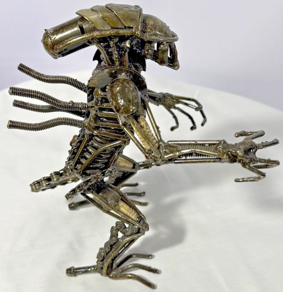 Escultura artística de metal Alien vs Predator hecha a mano reciclada decoración única de ciencia ficción Foto 4 de 4