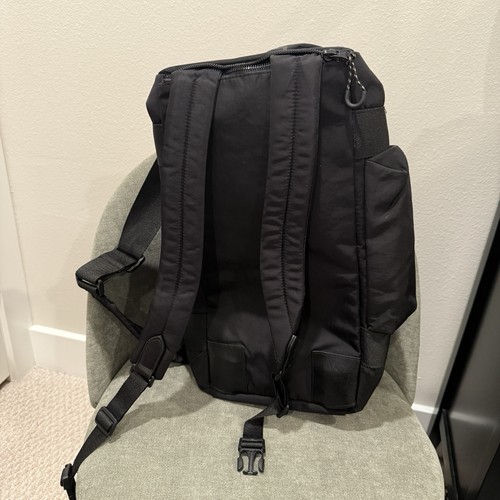 BEIS Convertible Sport Duffle Rucksack Tasche in Schwarz - ein defekter Reißverschluss - Bild 8 von 8