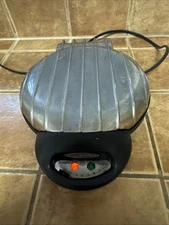 VillaWare Uno Heart Shape Round Waffler Model 2003 Waffle Maker