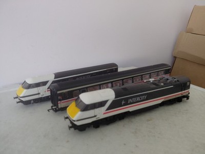 HORNBY 225 KLASSE 91 PLUS DVT UND KUTSCHE SCHWALBENLACKIERUNG