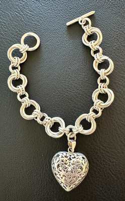 Sterling Silber offener Schliff 3D filigran Herz Charm an dreifacher Schleife Gliederarmband