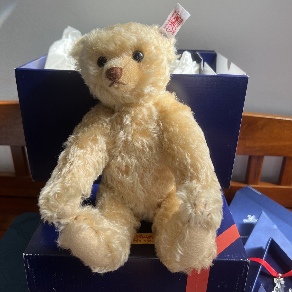 Swarovski 2004 Steiff Daniel bear and ornament 693802 New in box