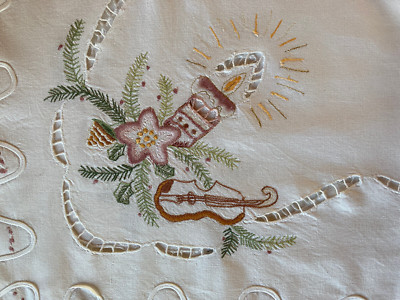 adventlich/weihnachtlich bestickte Mitteldecke ca. 79 x 84 cm, leider m.Schatten