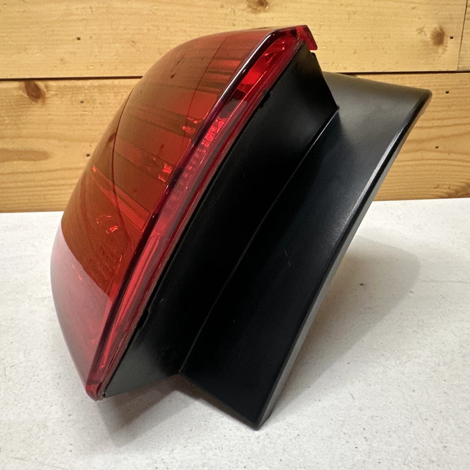 Driver Left Tail Light 2016-2018 Kia Sedona - Image 4 of 4