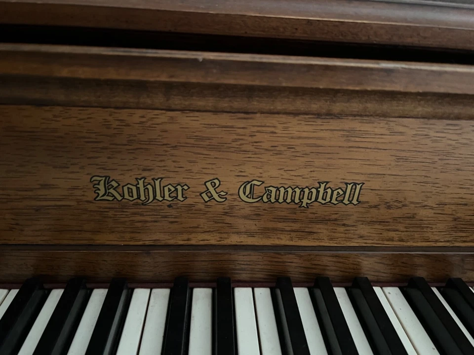Piano vertical Kohler & Campbell, con banco, acabado marrón, excelente estado Foto 4 de 4