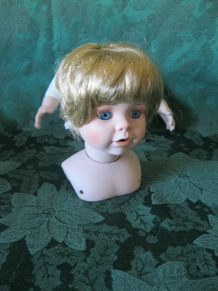 Porcelain Doll Head & Hands Foto 2 de 4