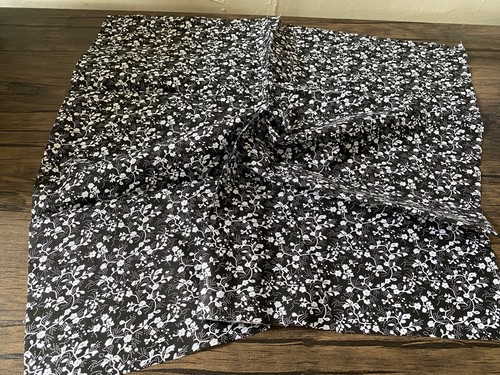 2 piezas Tela de algodón estampado de puntos florales en blanco y negro cada hoja 45cm X 45cm - Imagen 2 de 5