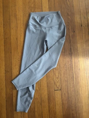 Winterfrost Farbe Alo Yoga High Waist Airlift Leggings Größe S 7/8 Länge - Bild 1 von 4