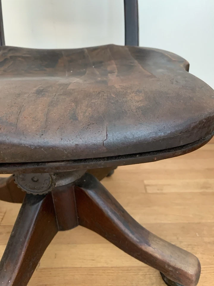 Silla antigua Johnson Chair Co madera giratoria inclinable silla de banquero/abogado solo para recoger Foto 3 de 4