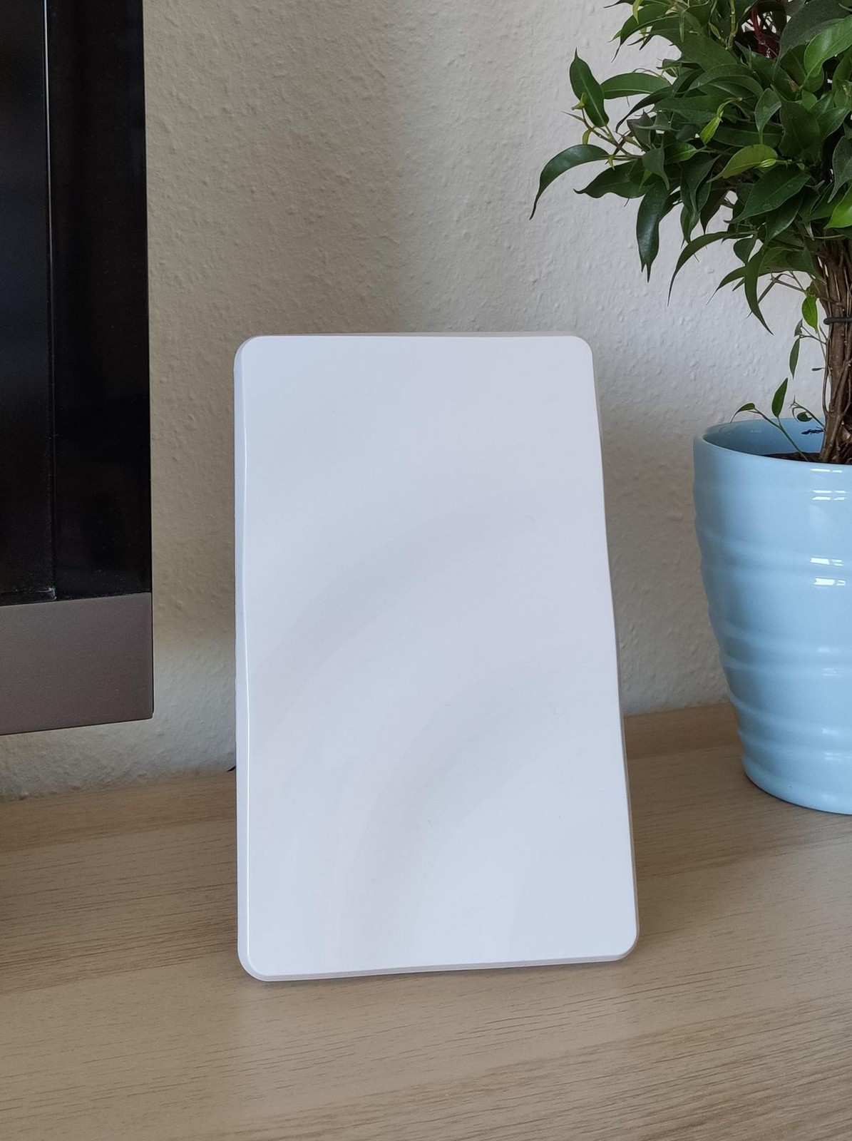 Maximum W125629314 DA-2200 indoor UHF antenna.