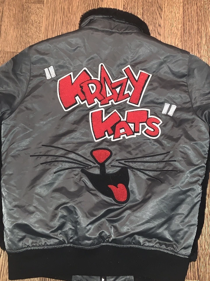 JAQUETA STALL AND DEAN KRAZY KATS VARISTY TAMANHO S/CH PRETA - Imagem 2 de 4