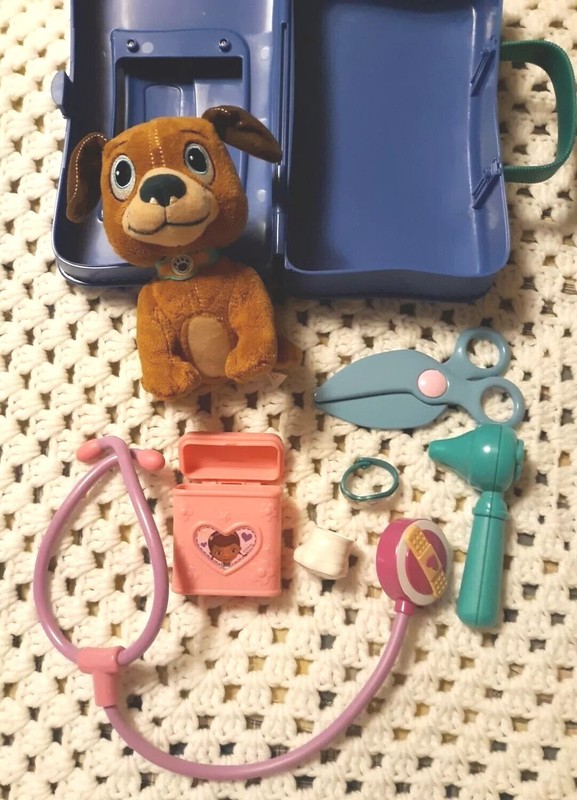 DOC MCSTUFFINS PET VET BAG & ACCESSORIES FINDO DOG JEWELRY & COLORING ACTIVITIES