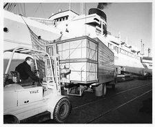 Flying Tiger Cargo Airline 1961 Press Photo Cargo Loading Ship CA Port  *P175c