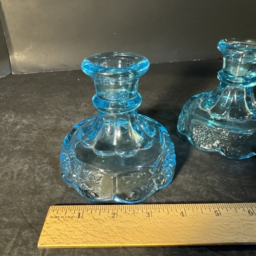 Par de candelabros azul claro con paneles patrón de uva posible Westmoreland - Imagen 5 de 6