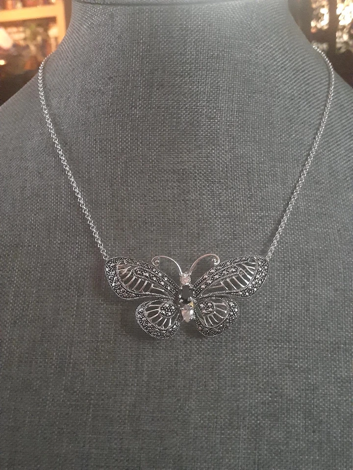 Colgante/broche/pin ajustable con diamantes de imitación de mariposa 21" Foto 4 de 4