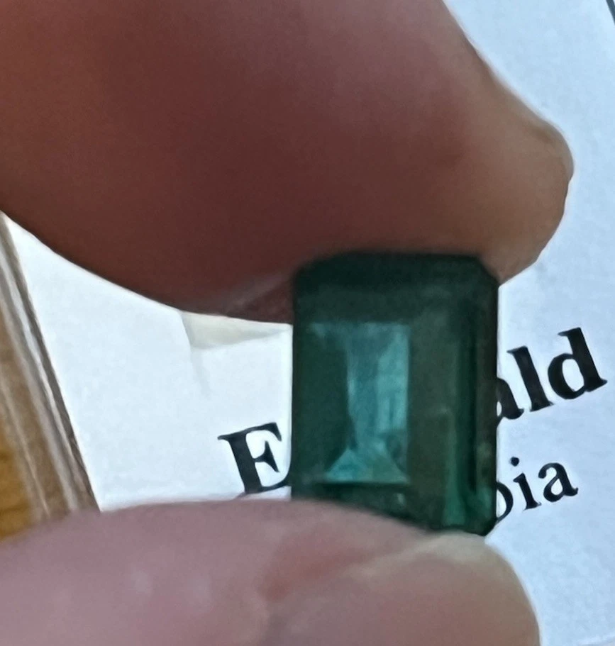 Esmeralda natural de Zambia: gema suelta corte esmeralda de 2,3 quilates Foto 3 de 4