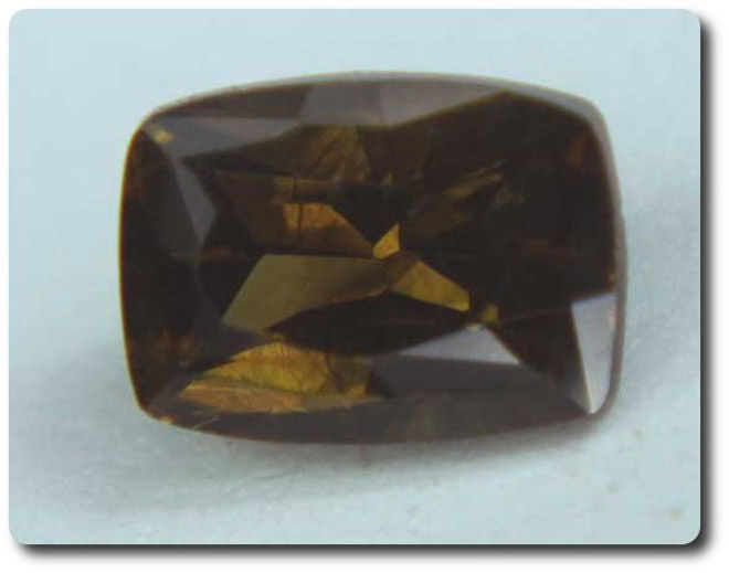 Épidote naturelle du Pakistan de 0.55 carat pureté VVS pour haute joaillerie