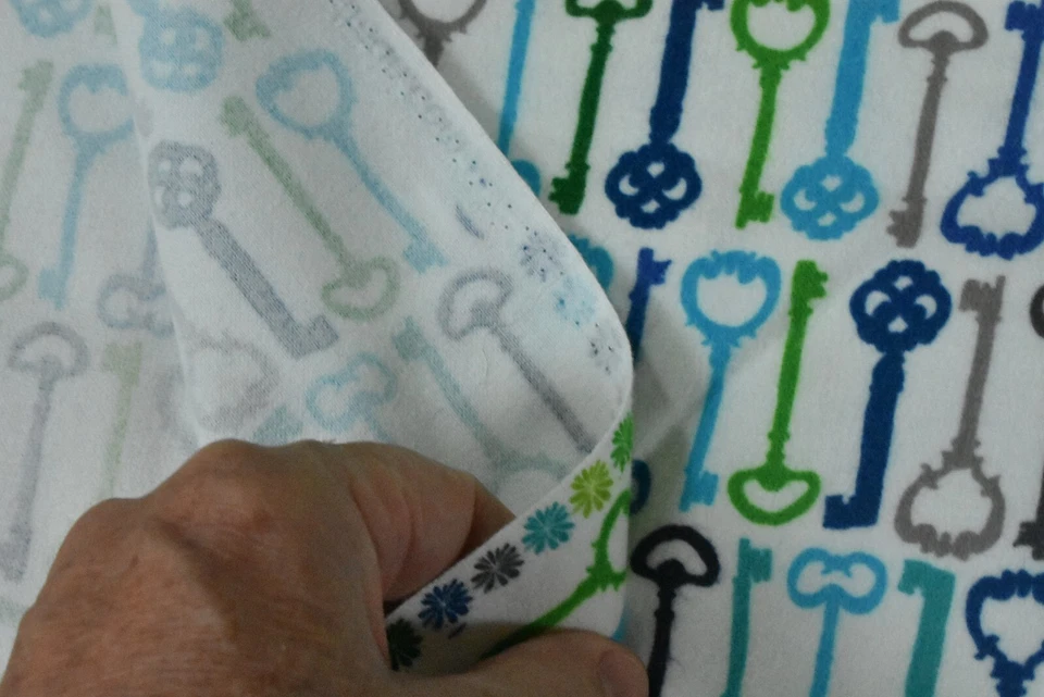 35" Long, Colorful Old-Fashion Keys on White Flannel, Kaufman, Wells, P8180 - Image 4 of 4