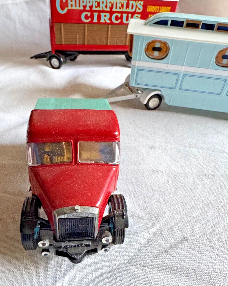 Corgi 1/50 Scale #97885 - Scammell Highwayman Trailer & Caravan - Chipperfields - image 3 of 4