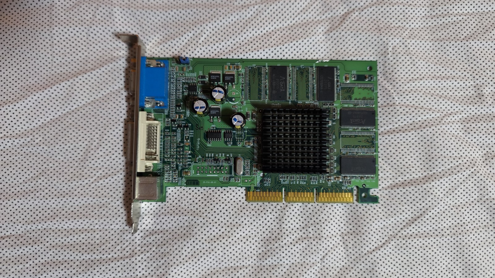 ATI Radeon 7000 Scheda Video AGP 64MB SDRAM VGA DVI S-Video Multi-Monitor