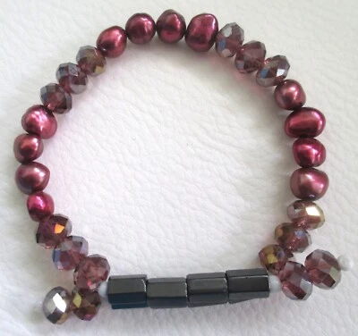 Süßwasserperlen-Armband ( Rotviolett ) mit facettierten Kristallen und Hämatit - Bild 1 von 2