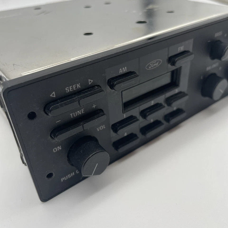 Ford Tempo Topaz 1988 a 1994 radio AM FM F23F-19B131-AA Foto 2 de 4