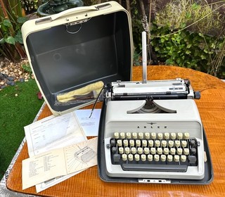 1968 Adler J4 Typewriter w/ Case. German made Ready to Write 👀