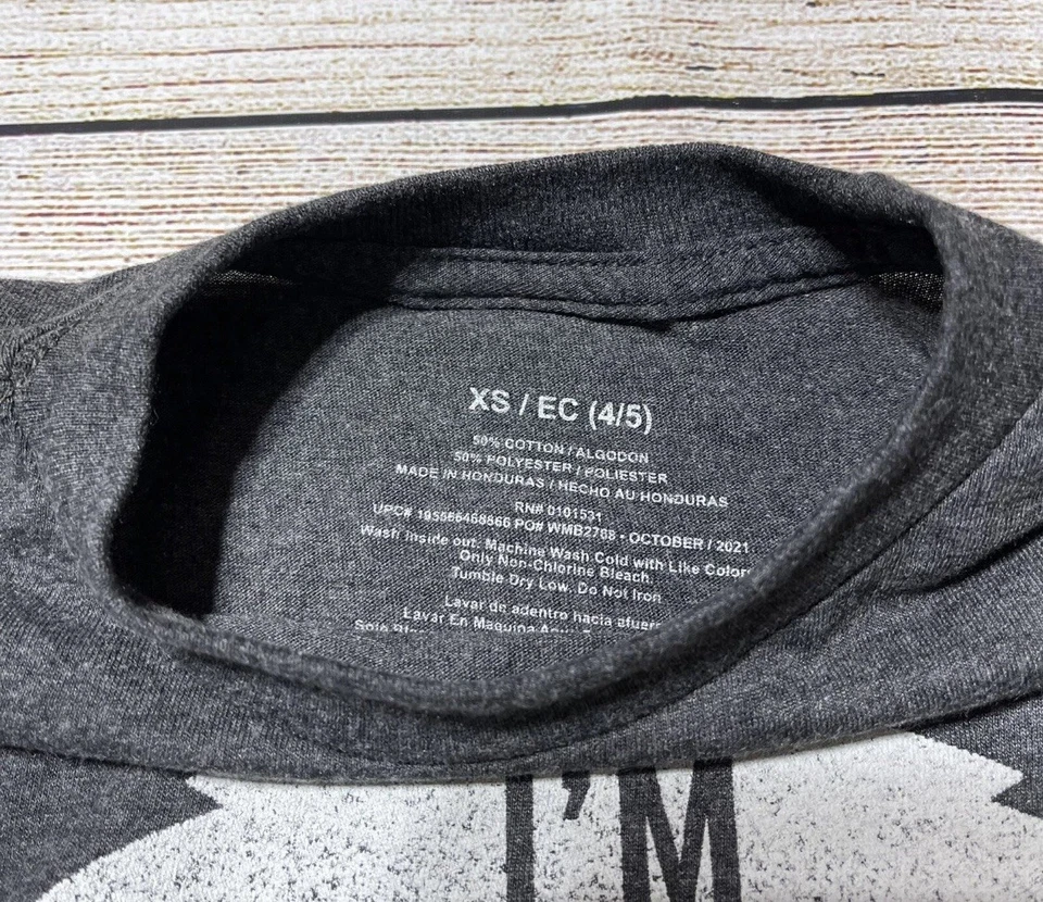 Camiseta de Papá Noel de manga corta de Navidad para niños talla XS (4-5). ¡NUEVO CON ETIQUETAS! Gris oscuro. Foto 2 de 3