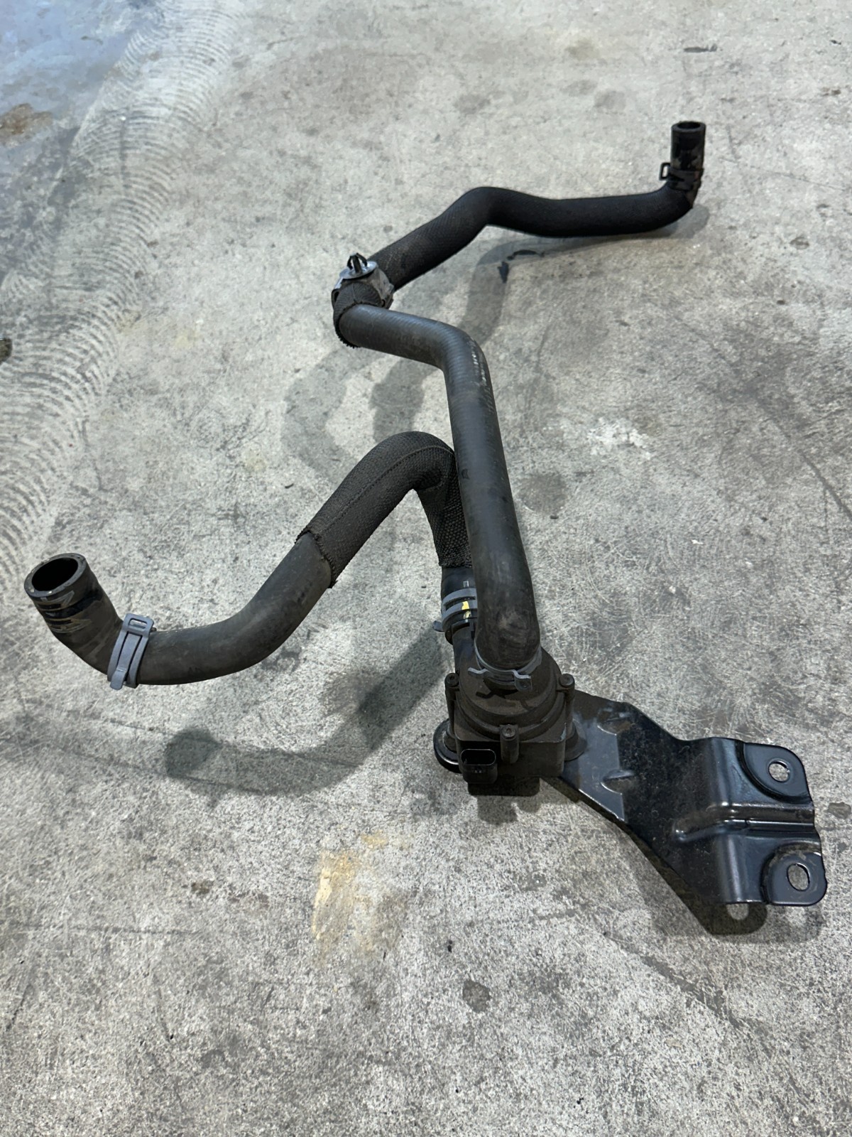 Lamborghini Urus 2018 Left Auxiliary water pump