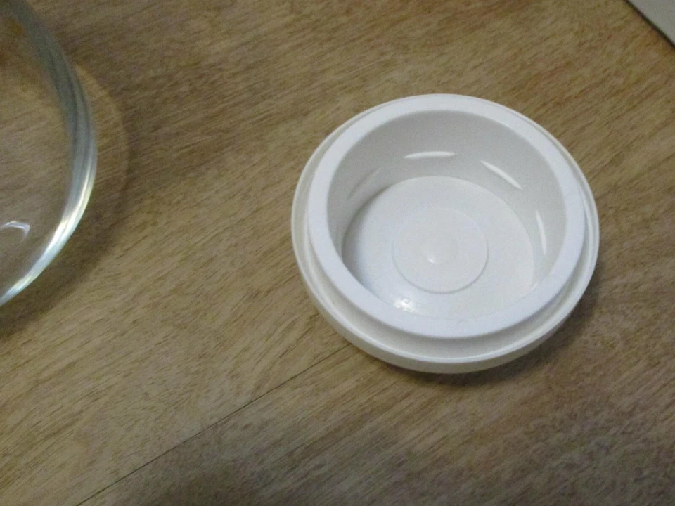 Decantador de Jugos Años 50 con Patrón de Sol Dorado y Tapa de Plástico Blanco Capacidad 32 Onzas Foto 4 de 4