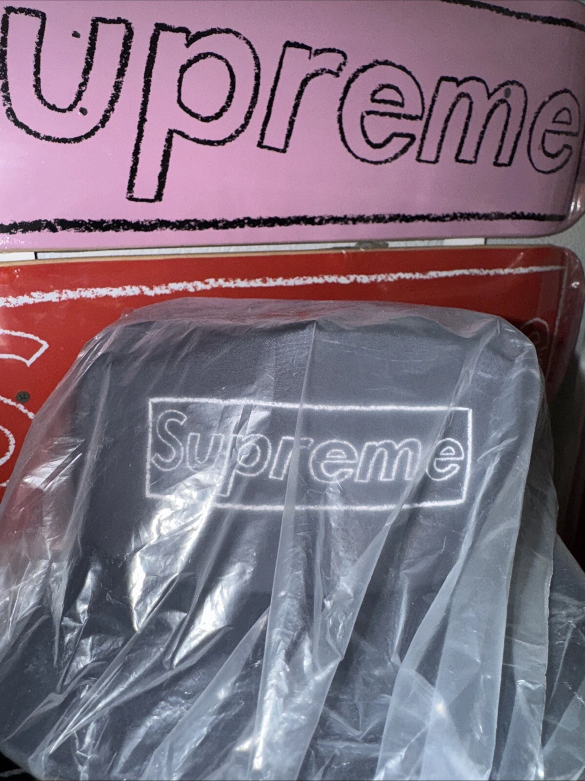SUPREME / KAWS CHALK LOGO 5 PANNEAUX CHAPEAU MARINE / SS21 boîte logo
