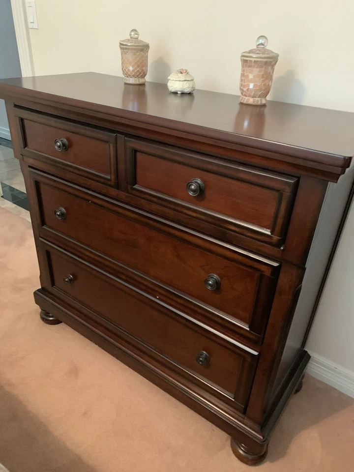 Cama trineo muebles Ashley Bdrm, colchón Cal King, cofre de noche, ropa de cama Foto 2 de 3