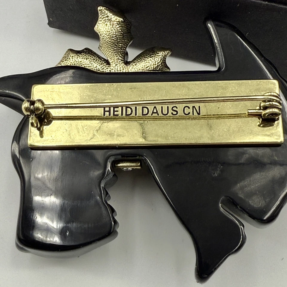 Broche Heidi Daus Scottie Love Dog coleira de cristal Natal azevinho acento - Imagem 3 de 4