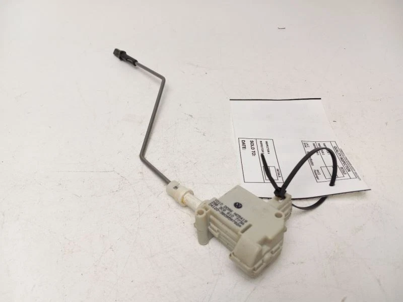 Volkswagen CC 2010 elemento de bloqueo tapa de llenado de combustible OEM 41897 Foto 4 de 4