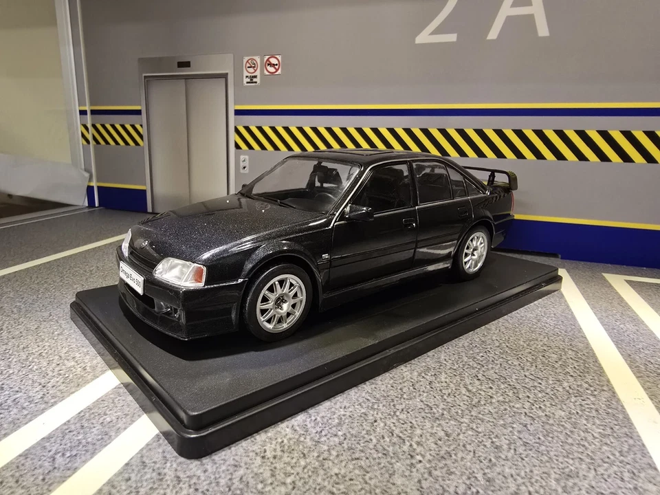 Vauxhall Carlton Opel Omega EVO 500 GTE Lotus 1991 1:24 Diecast Scale Model - Image 4 of 4
