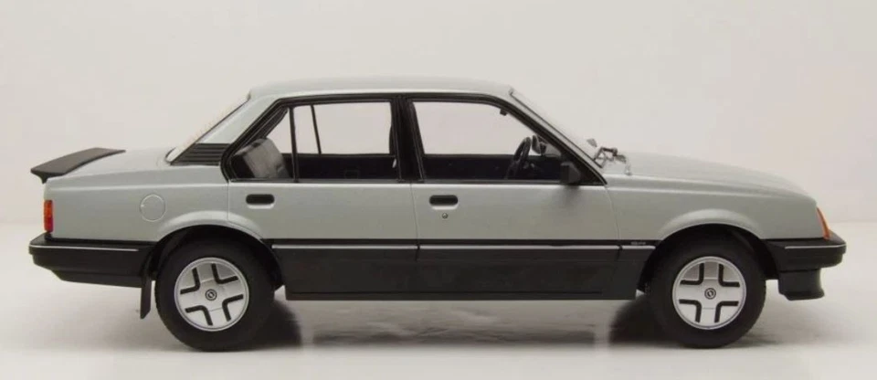 MODELCAR - Voiture de 1981 couleur grise - OPEL Ascona C SR - 1/18 - MOD18460 - Photo 4/4